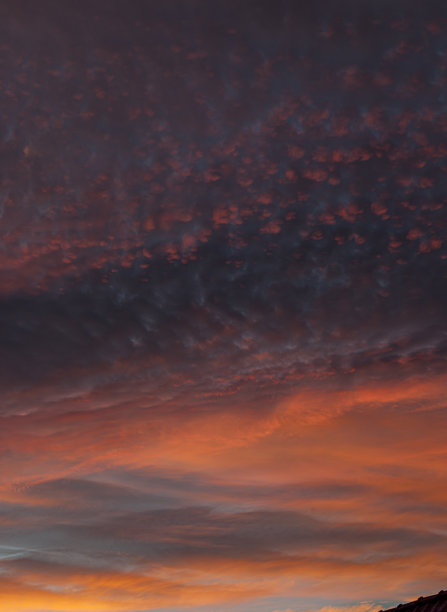 彩色夜空和淡淡的云的图像图片下载