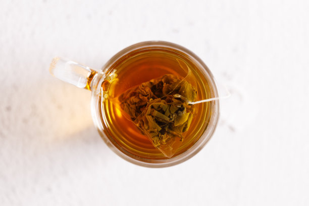 一杯带茶包的茶图片下载