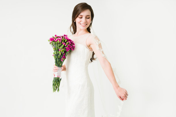 美丽的新娘对自己的容貌感到满意图片下载