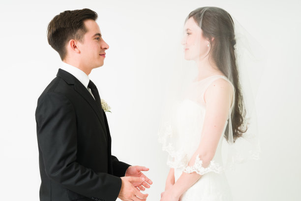 一对热恋中的情侣在宣誓图片下载