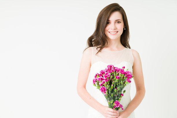 幸福美丽的新娘在她的婚礼上图片下载