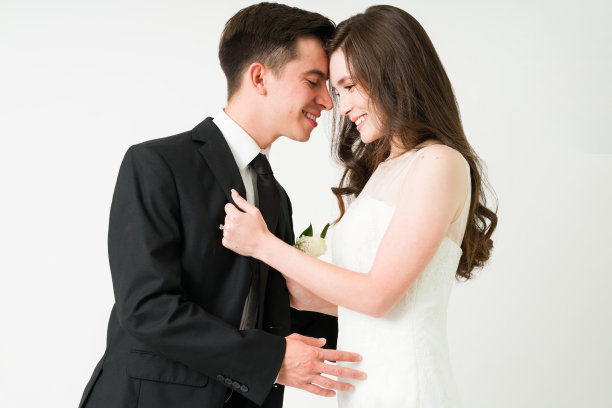 一对已婚夫妇的侧面庆祝图片下载