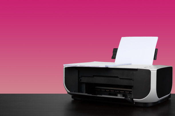 紧凑型家庭激光打印机对粉红色的背景图片下载