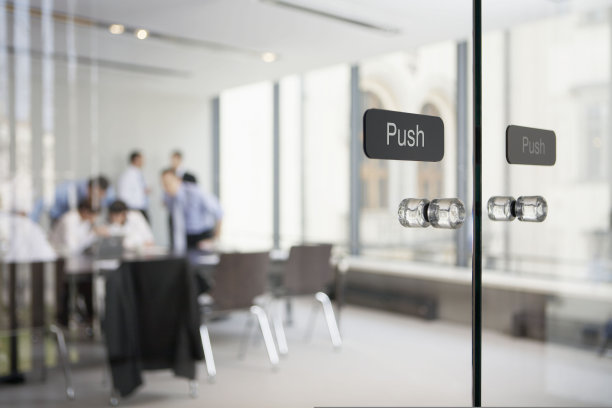 办公室会议室玻璃门，有推牌图片下载