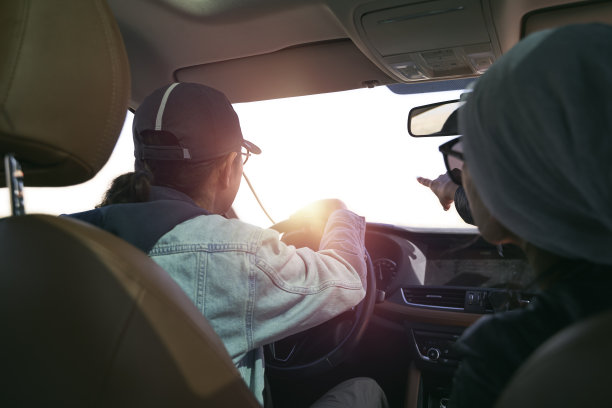 亚洲夫妇开车旅行图片下载