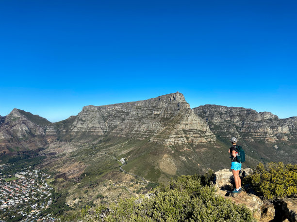 健康的女人在大自然中徒步旅行图片下载