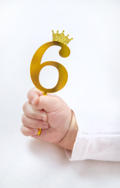 婴儿是一个六个月大的小女孩。有选择性的重点。图片下载