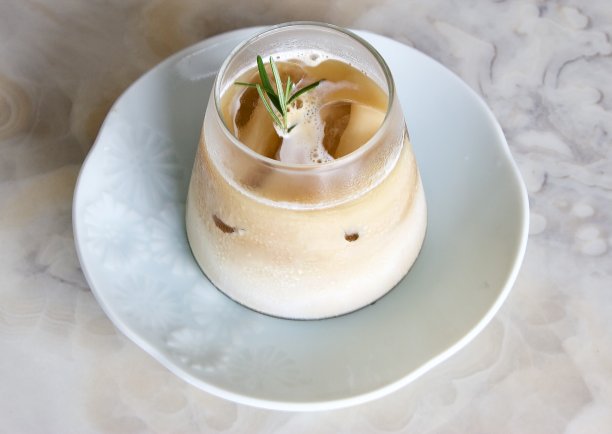 冰咖啡在现代的镜子与迷迭香枝在美丽的大理石桌上早餐横向照片与空白的复制空间为文本引用背景使用图片下载