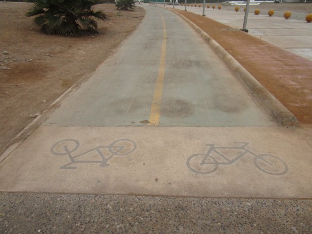 双向循环轨道。图片下载