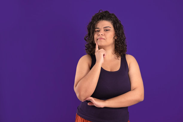 女人带着担心和怀疑的表情图片下载