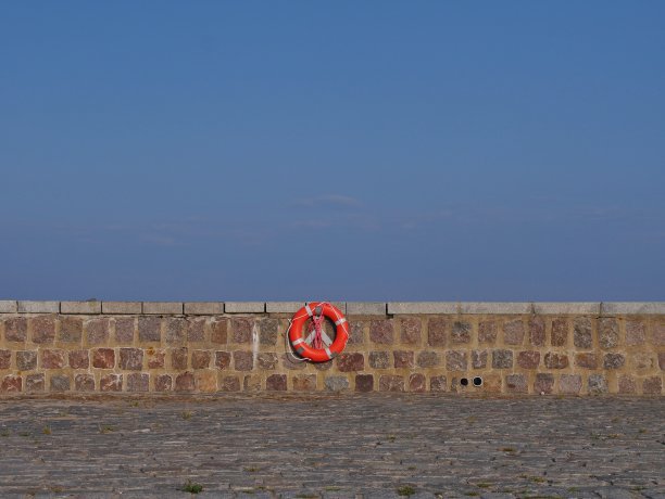 救生圈在墙壁上图片下载