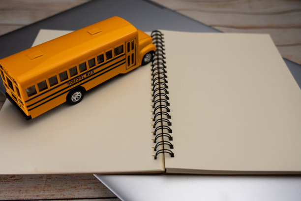 作文校车模型和笔记本，画和写。图片下载