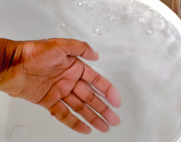 一只手在水里。图片下载