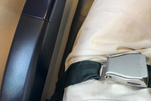 在飞机上系好安全带图片下载