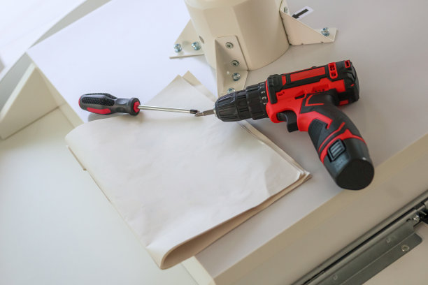 对木桌组装家具概念的无绳螺丝刀图片下载