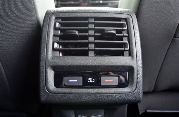 豪华客车的后置通风孔，有空调控制图片下载