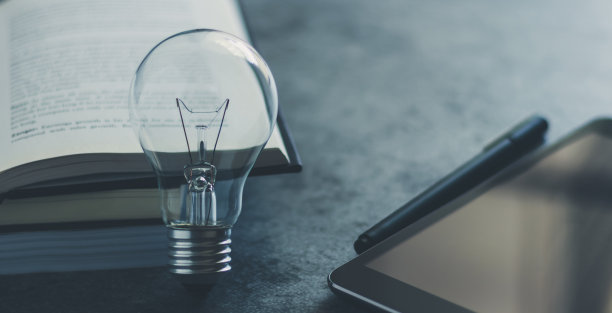 灯泡和书与平板。经营理念和教育理念图片下载