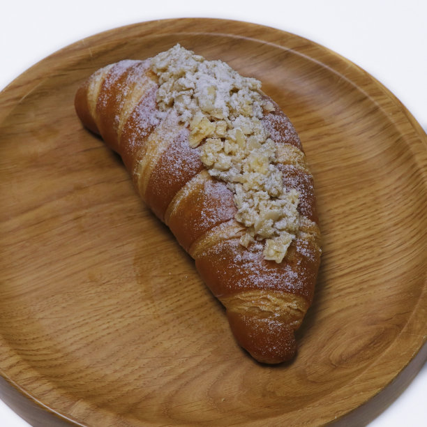 木板上的杏仁羊角面包法式糕点图片下载