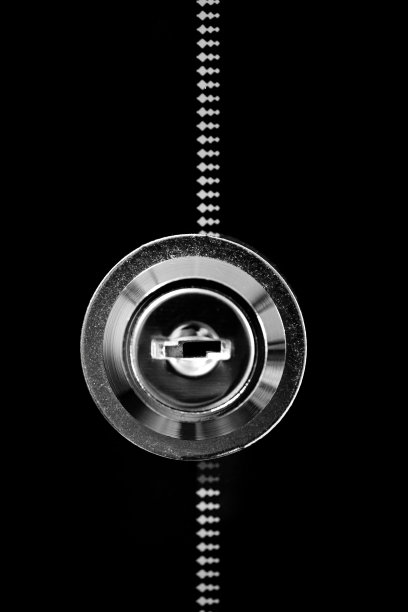 锁眼在黑暗背景上的特写图片下载