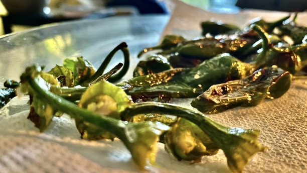 彼德派柏捏起一撮腌辣椒/ cayennes, padròns, pepperoncinis, green bells， & jalapeños图片下载