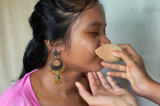 印度妇女为婚礼或其他家庭场合准备粉底。有选择性的重点。图片下载