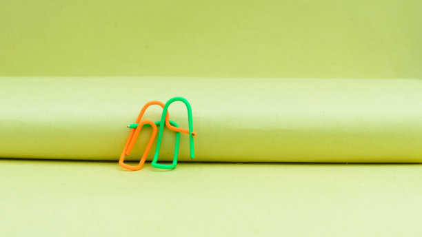 幸福的夫妇坐在甜蜜的姿势。曲别针人物形象。创意摄影。仍然生活。本空间图片下载