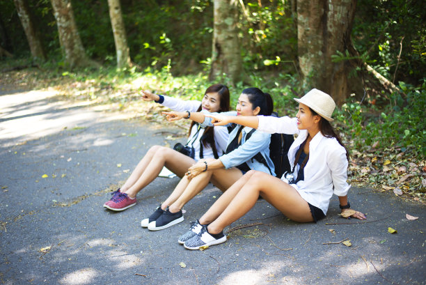 女人在秋天的大自然中远足。户外休闲活动图片下载