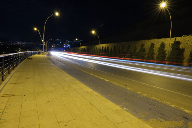 汽车在夜间长时间曝光，城市灯光和电光和黄色图片下载