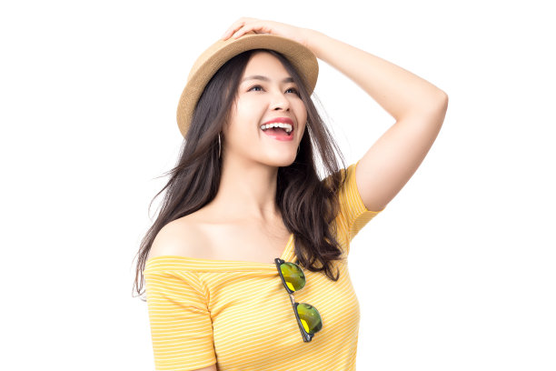 年轻快乐的亚洲女人与微笑穿着漂亮的黄色连衣裙。夏天的概念。图片下载