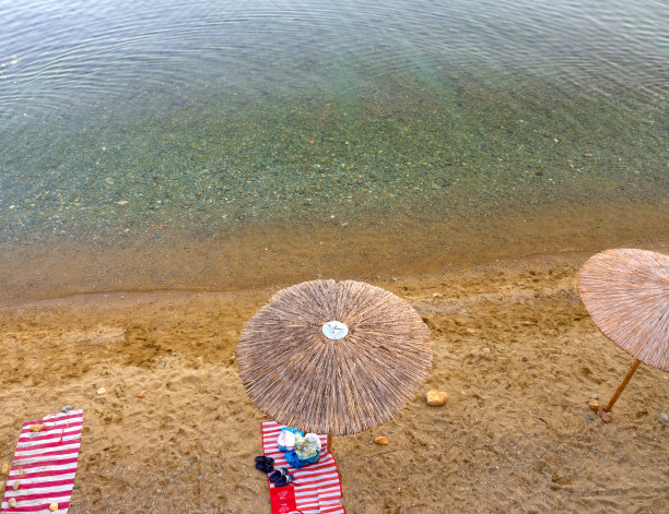 希腊埃维亚岛海滩上的芦苇伞图片下载