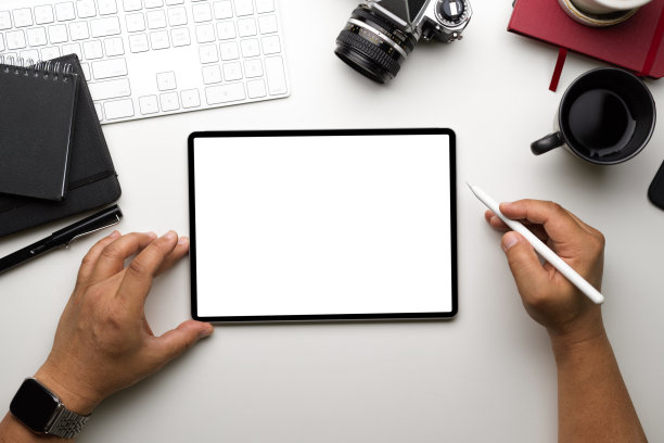 特写，俯视图，现代照片编辑工作空间与图形平板空白屏幕模型，手持手写笔图片下载