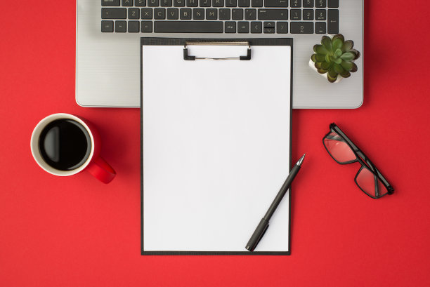 俯视图照片植物笔记本电脑眼镜杯咖啡笔黑色剪贴板文件夹与白纸单孤立的红色背景与空白图片下载