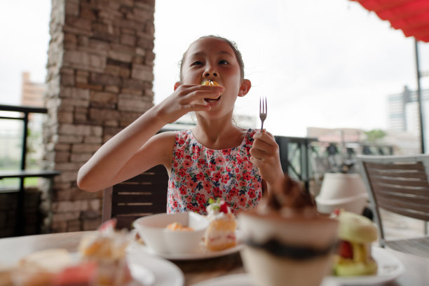 女孩在餐馆吃了很多糖果图片下载