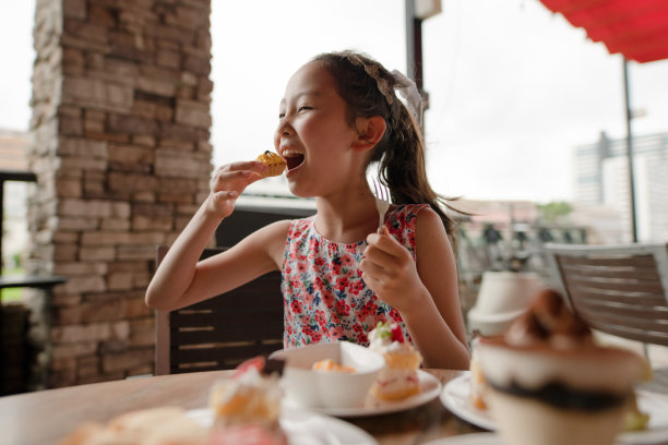 女孩在餐馆吃了很多糖果图片下载