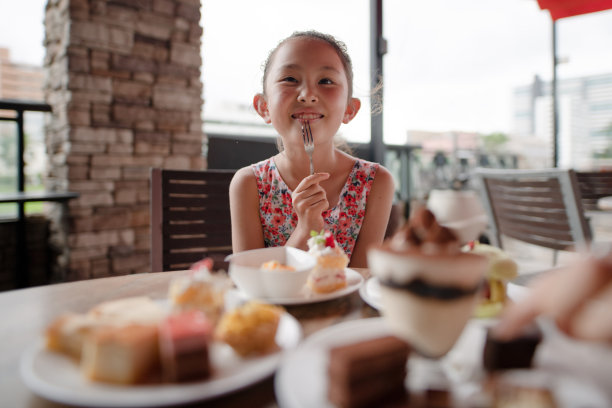 女孩在餐馆吃了很多糖果图片下载
