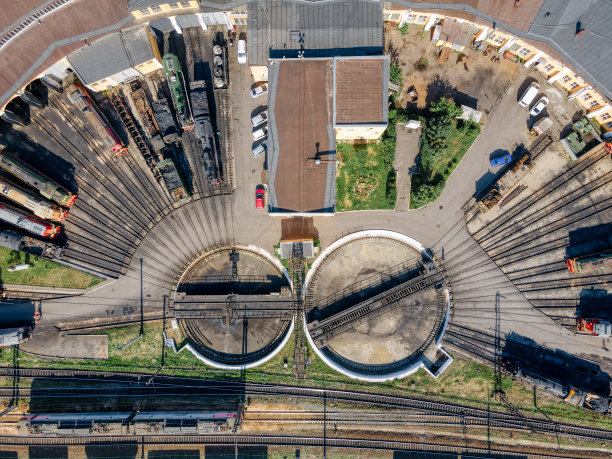 半圆形铁路车辆段顶部的近距离航拍照片。图片下载