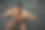 年轻的非洲裔美国男性在健身房地板上做仰卧起坐。混血男性私人教练在室内赤裸上身锻炼。高质量的照片图片下载