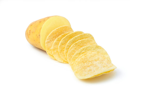 新鲜的土豆和酥脆的土豆片隔离在白色上图片下载