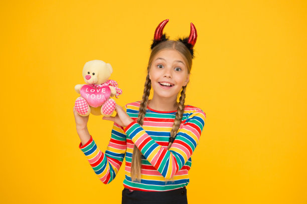 小恶魔。好玩的恶魔女孩。里面的小恶魔。少女的脾气。可爱但危险。万圣节的概念。长着红角的可爱的小孩子。狂欢节的配件。准备聚会图片下载