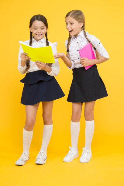 书呆子。穿着校服的小女孩。字典的笔记本。获得信息。阅读的故事。儿童文学。孩子们学习语法。回到学校。开朗的同学拿着练习册图片下载
