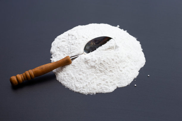 小苏打在深色背景上。图片下载