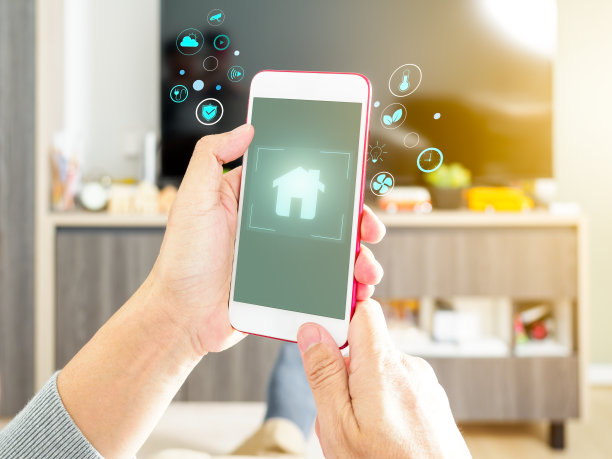 使用手机和智能家居应用作为自动化助手的人。未来智能技术概念图片下载
