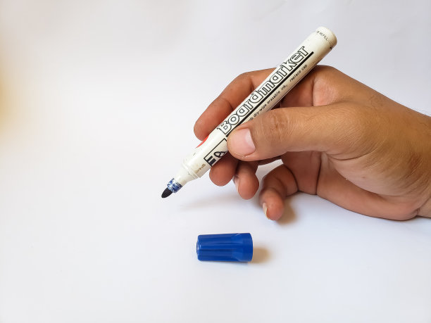 成人手持标记在白色背景图片下载