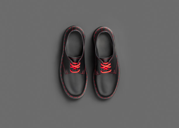 时尚的黑色皮鞋，黑色背景，平躺，俯视图图片下载