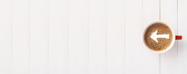 一杯泡沫上有箭头的咖啡。图片下载