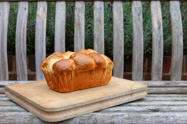 新鲜的奶油蛋卷面包放在木板上图片下载