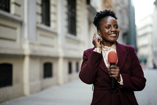 非洲女新闻直播记者。图片下载