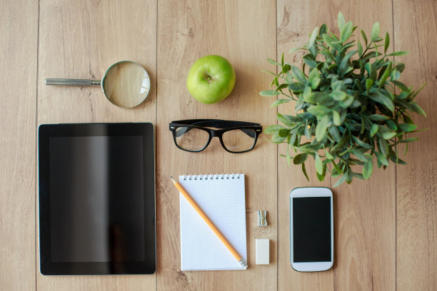 整齐地放在学生木桌上的文具图片下载