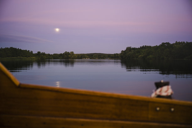 帆船旅行，宁静的夜晚在哈维尔河，德国图片下载