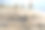 波罗的海海滩上的沙塔。背景中的人。图片下载